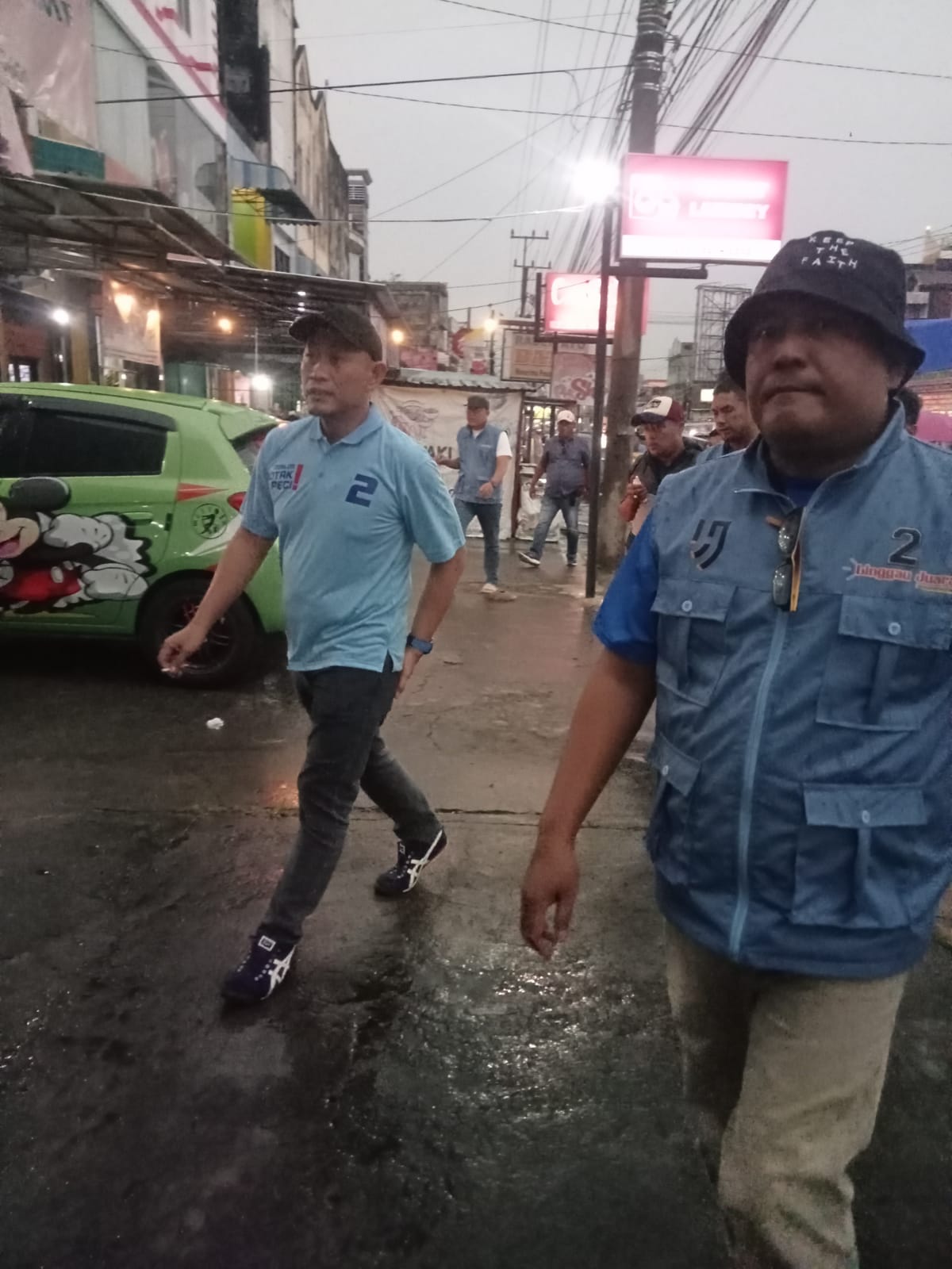 Hujan Deras Tak Halangi Kampanye Blusukan Pasangan YOKteRUS Nomor Urut 2.