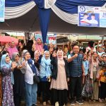 Kampanye Dialogis Calon Bupati Lahat, Hj Lidyawati kali ini sangat mendebarkan. Mengapa demikian? Karena walau diterpa hujan deras, sosok Lidyawati tetap teguh dalam menyampaikan visi-misinya. 