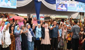 Kampanye Dialogis Calon Bupati Lahat, Hj Lidyawati kali ini sangat mendebarkan. Mengapa demikian? Karena walau diterpa hujan deras, sosok Lidyawati tetap teguh dalam menyampaikan visi-misinya. Kampanye Dialogis Calon Bupati Lahat, Hj Lidyawati kali ini sangat mendebarkan. Mengapa demikian? Karena walau diterpa hujan deras, sosok Lidyawati tetap teguh dalam menyampaikan visi-misinya.