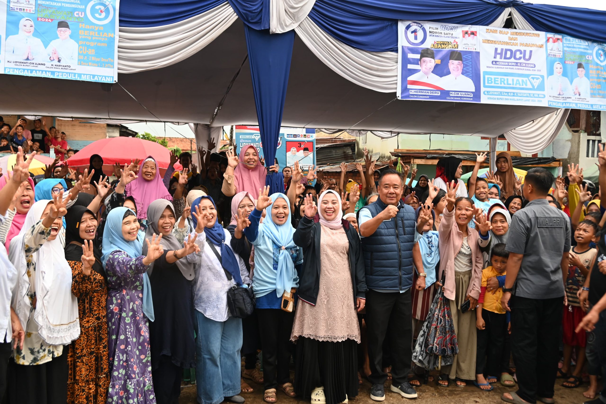 Kampanye Dialogis Calon Bupati Lahat, Hj Lidyawati kali ini sangat mendebarkan. Mengapa demikian? Karena walau diterpa hujan deras, sosok Lidyawati tetap teguh dalam menyampaikan visi-misinya. 