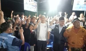 Meski Diguyur Hujan Yoppy Tetap Blusukan Sapa Warga Lubuk Kupang. Meski Diguyur Hujan Yoppy Tetap Blusukan Sapa Warga Lubuk Kupang.