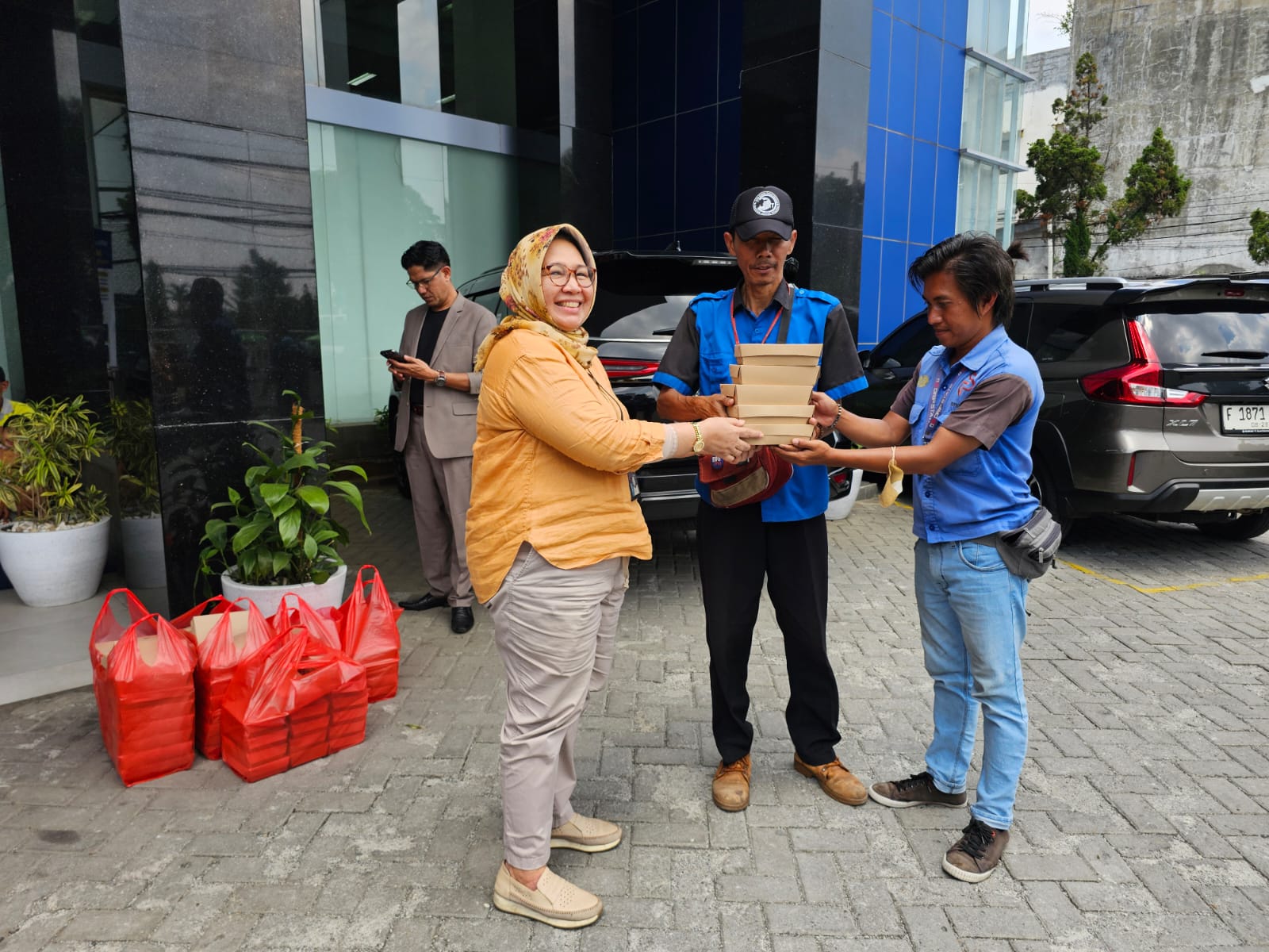 100 Box Nasi Siap Saji untuk Jumat Berkah BRI BO Dewi Sartika