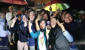 Hujan Tak Surutkan Langkah Ibu Hj.Risca Priba ayu Blusukan Temui Warga Watas. Hujan Tak Surutkan Langkah Ibu Hj.Risca Priba ayu Blusukan Temui Warga Watas.