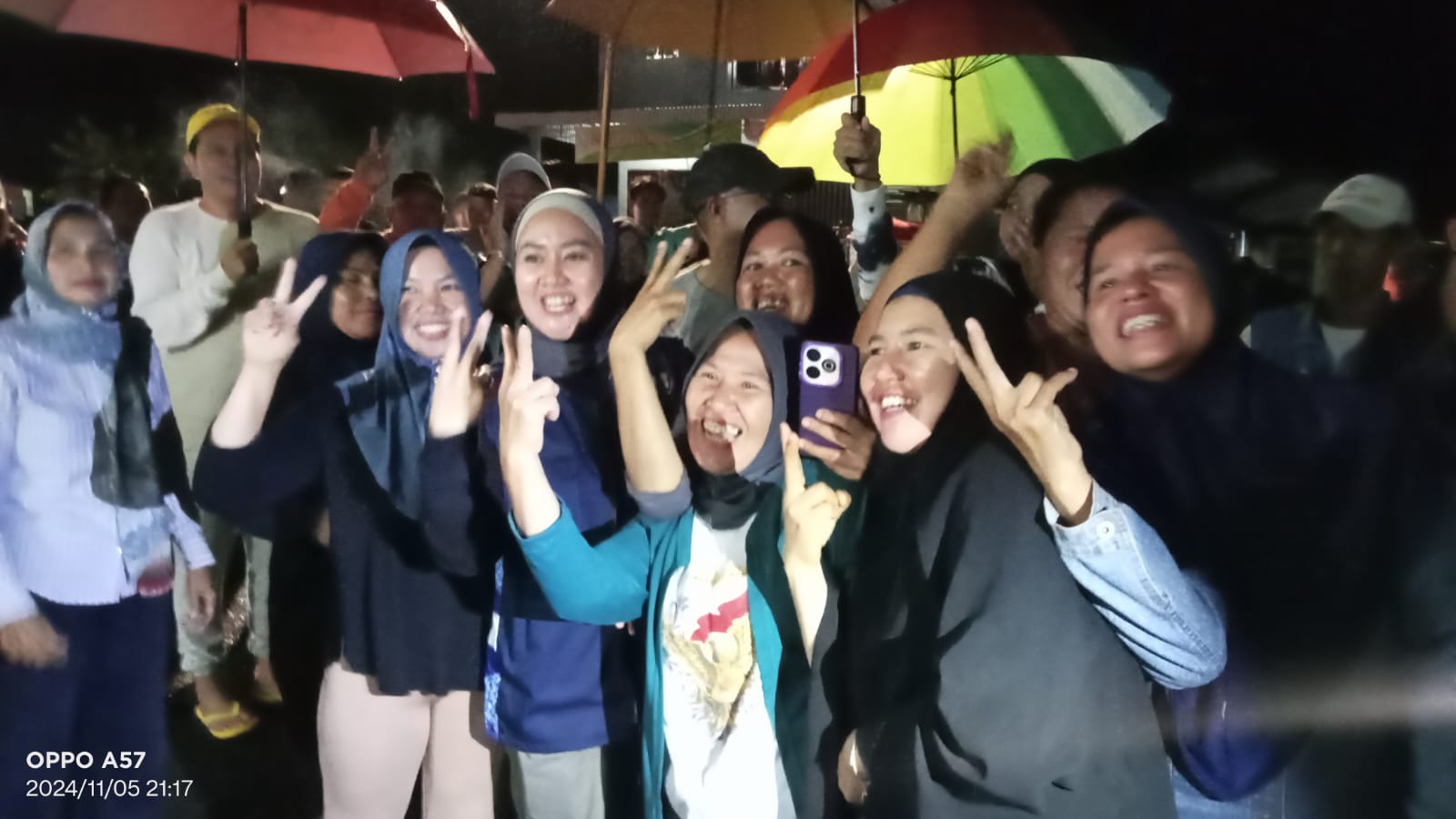 Hujan Tak Surutkan Langkah Ibu Hj.Risca Priba ayu Blusukan Temui Warga Watas.