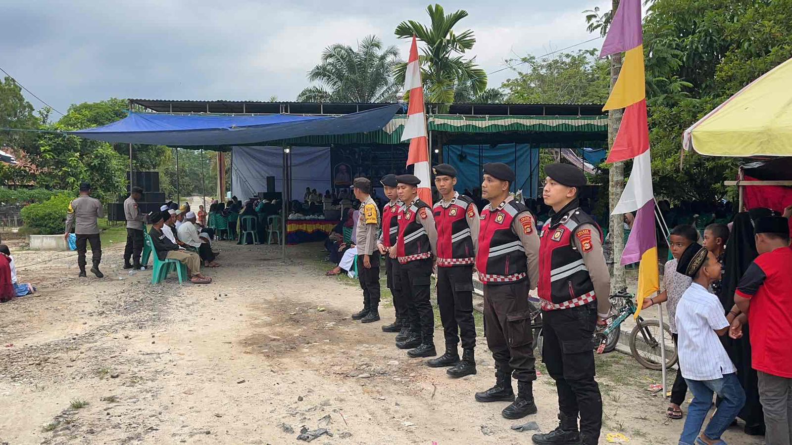 Puluhan Personel Polres Musi Rawas Amankan Maulid Nabi Muhammad SAW 2024 di Desa Karya Mulya Trans Mandala
