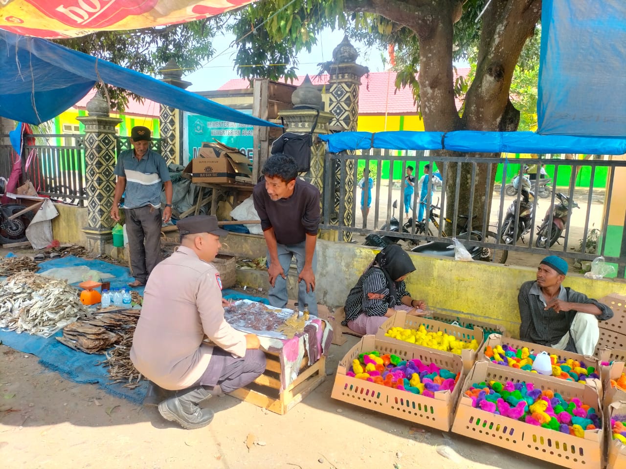 Patroli Dialogis: Personel Polsek Nisam Sambangi Pedagang, Bangun Kedekatan dengan Warga