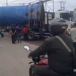 Jalan di Muara Bakti Macet Gara-gara Truk Kontainer