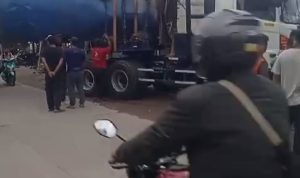 Jalan di Muara Bakti Macet Gara-gara Truk Kontainer Jalan di Muara Bakti Macet Gara-gara Truk Kontainer
