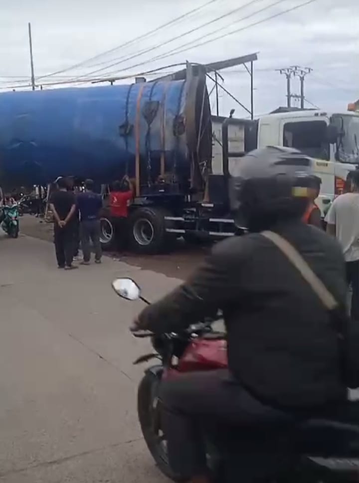 Jalan di Muara Bakti Macet Gara-gara Truk Kontainer