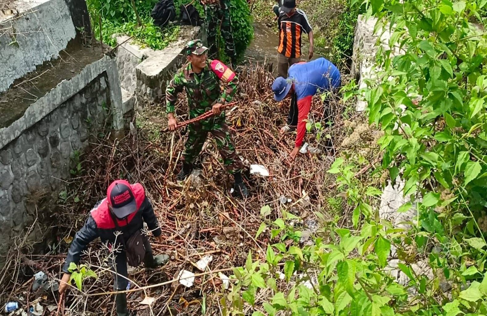 Babinsa Desa Nglegok Bahu Membahu Kerja Bakti Bersihkan Irigasi Persawahan