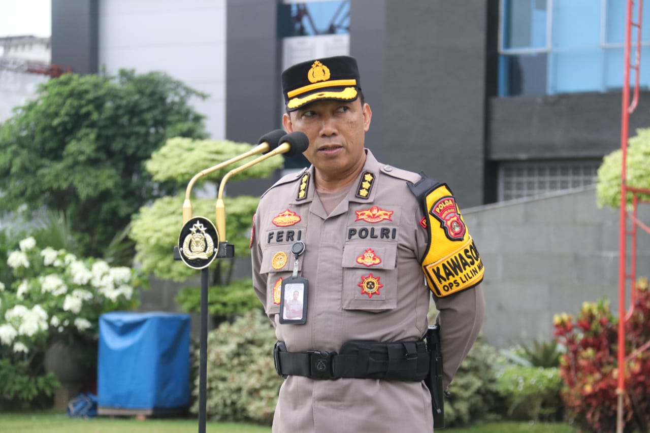 Palembang,~ Irwasda Polda Sumsel, Kombes Pol Feri Handoko Soenarso S.I.K ,SH, memimpin apel Pagi yang dilaksanakan dihalaman Gedung utama Presisi Mapolda Sumsel ,Senin 30 Desember 2024.