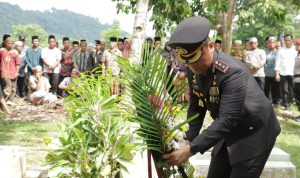 Kapolres Lubuk Linggau AKBP Bobby Kusumawardhana memimpin langsung prosesi pemakaman