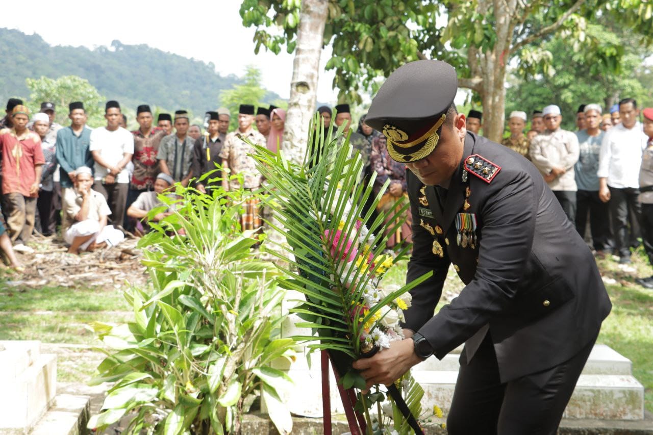Kapolres Lubuk Linggau AKBP Bobby Kusumawardhana memimpin langsung prosesi pemakaman
