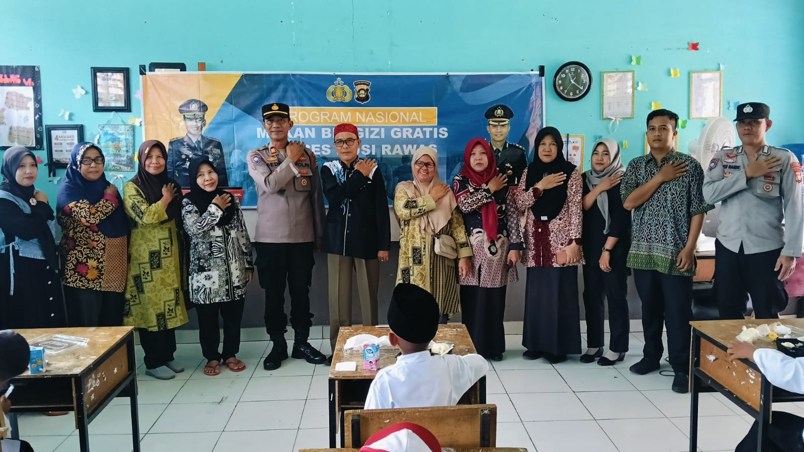 Sukseskan Program Presiden RI, Satbinmas Polres Musi Rawas Bagikan Makan Sehat dan Bergizi Gratis ke SD Negeri 1 Air Satan