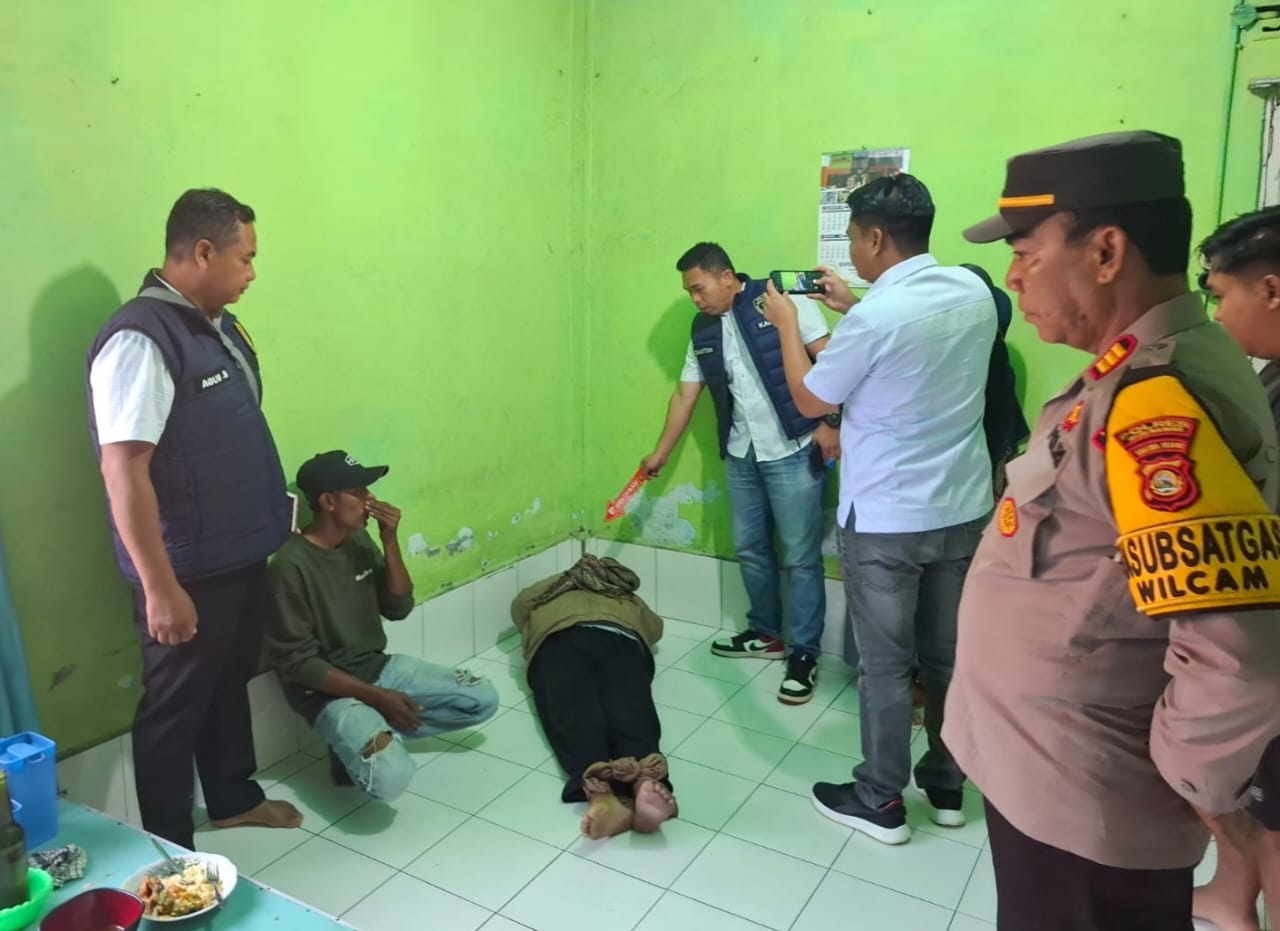 Diduga Sakit Asma, Polsek Tugumulyo Polres Musi Rawas Sigap Evakuasi Jenazah Kakek di Warung Makan “Wilza”