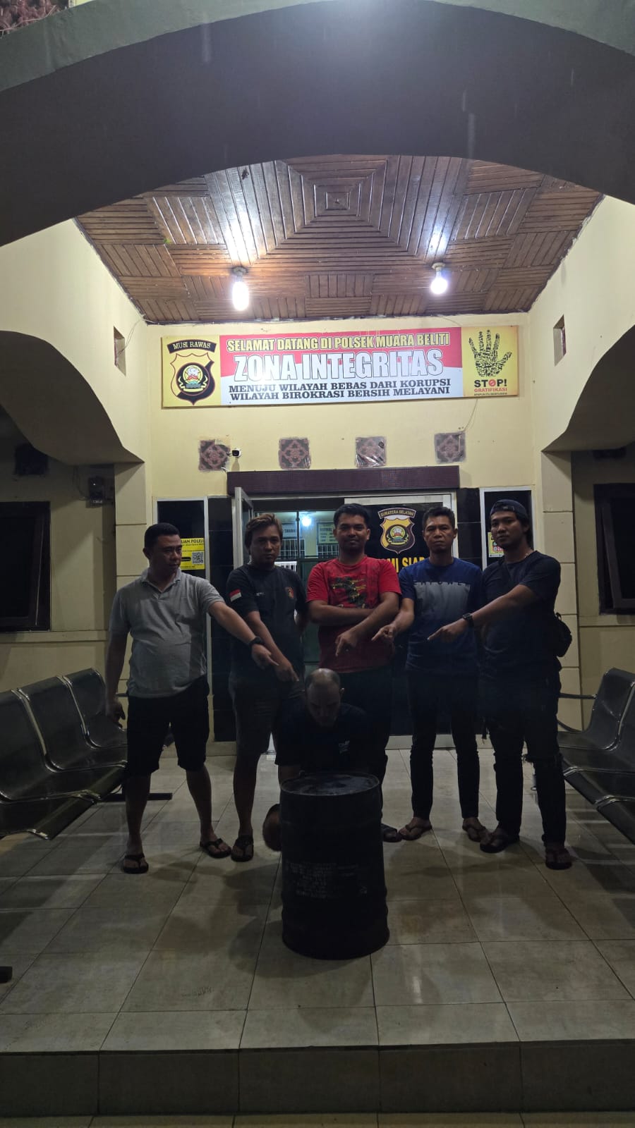 Tim “Labi” Polsek Muara Beliti Polres Mura Borgol Spesialis Curat Perangkat Out Door AC RSUD Muara Beliti