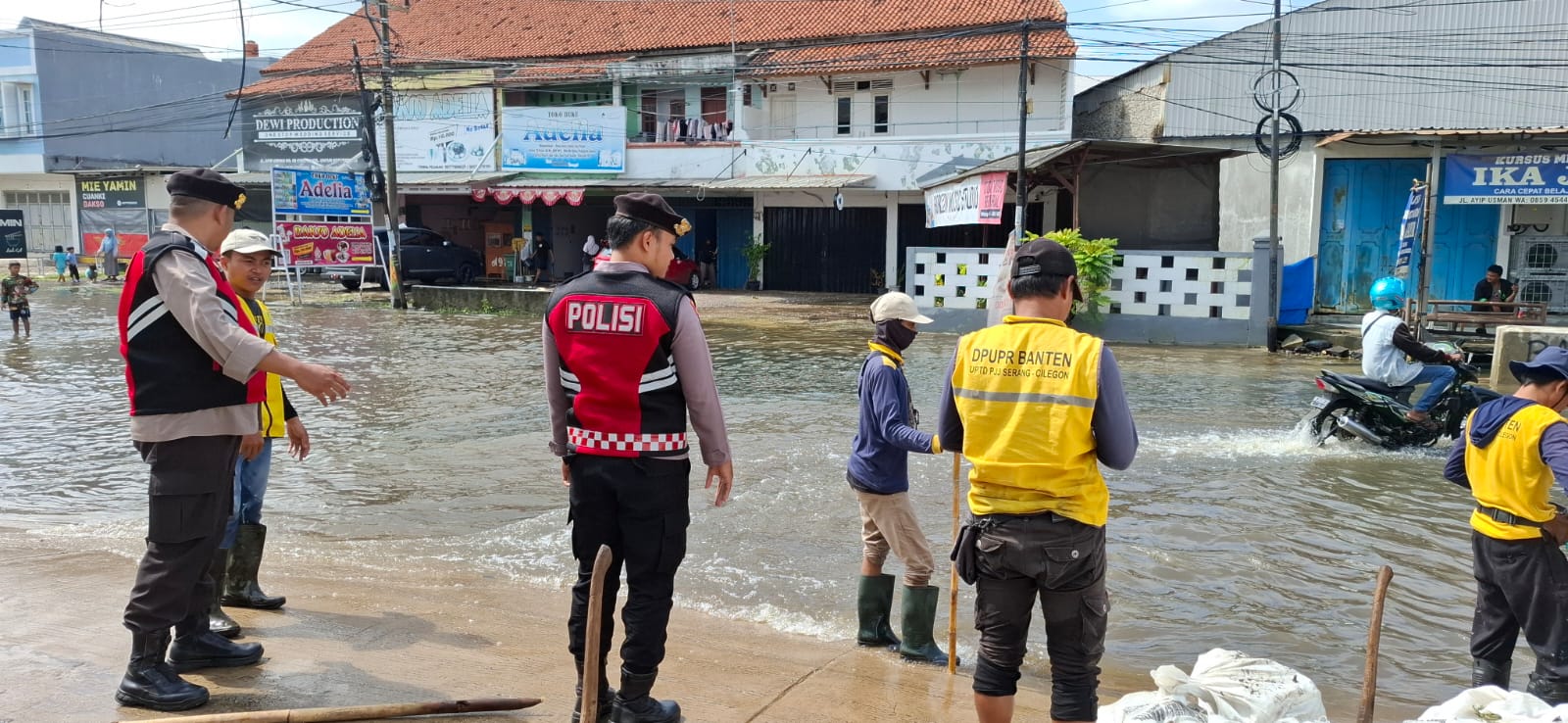 Respon cepat Personel Polresta Serang Kota “PECAK” Tangani Pasca Hujan Malam Tadi
