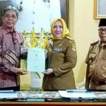 Bupati Musi Rawas Hj Ratna Machmud Penyerahan sertifikat Aset Lahan Kosong ke Bank Sumselbabel
