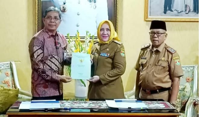 Bupati Musi Rawas Hj Ratna Machmud Penyerahan sertifikat Aset Lahan Kosong ke Bank Sumselbabel