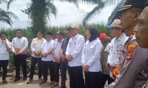 Wakil Bupati Way Kanan Ayu Asalasiyah, S.Ked Kunjungi Lokasi Banjir Sekaligus Berikan Bantuan Logistik
