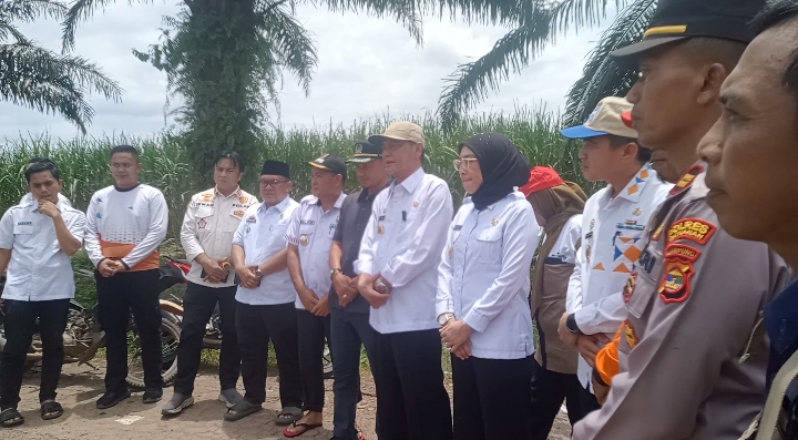 Wakil Bupati Way Kanan Ayu Asalasiyah, S.Ked Kunjungi Lokasi Banjir Sekaligus Berikan Bantuan Logistik