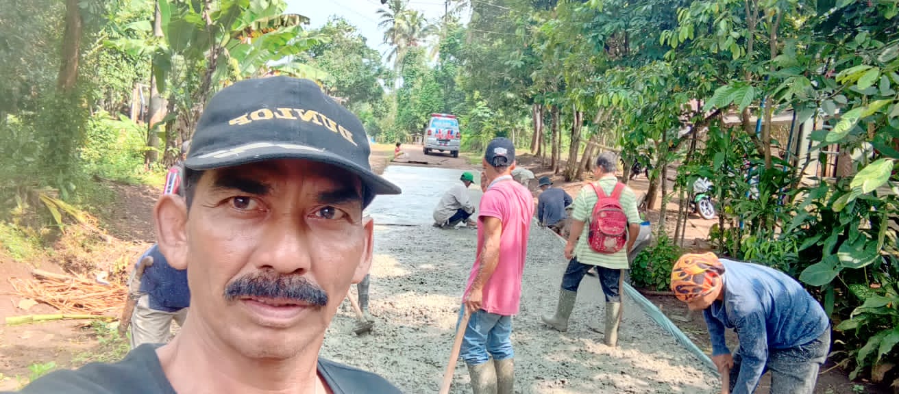 Pembangunan Proyek Jalan Rabat Beton di Desa Banjarsari Berjalan Lancar