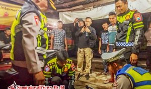 Dengan Sigap, Polisi Kediri Kota Tolong Korban Laka Tunggal Dengan Sigap, Polisi Kediri Kota Tolong Korban Laka Tunggal