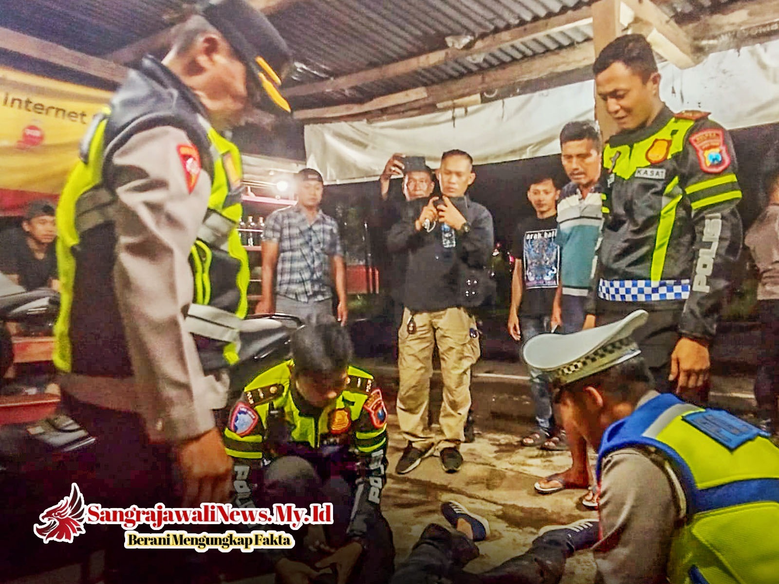 Dengan Sigap, Polisi Kediri Kota Tolong Korban Laka Tunggal Dengan Sigap, Polisi Kediri Kota Tolong Korban Laka Tunggal