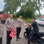 Sat Binmas Polres Way Kanan Bagikan Takjil untuk Masyarakat Berbuka Puasa