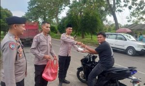 Sat Binmas Polres Way Kanan Bagikan Takjil untuk Masyarakat Berbuka Puasa Sat Binmas Polres Way Kanan Bagikan Takjil untuk Masyarakat Berbuka Puasa