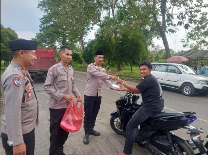 Sat Binmas Polres Way Kanan Bagikan Takjil untuk Masyarakat Berbuka Puasa