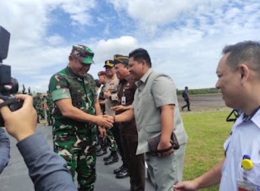 Pemkab dan Anggota DPRD Kabupaten Way Kanan Sambut Kedatangab KASAD Di Bandara Gatot Subroto
