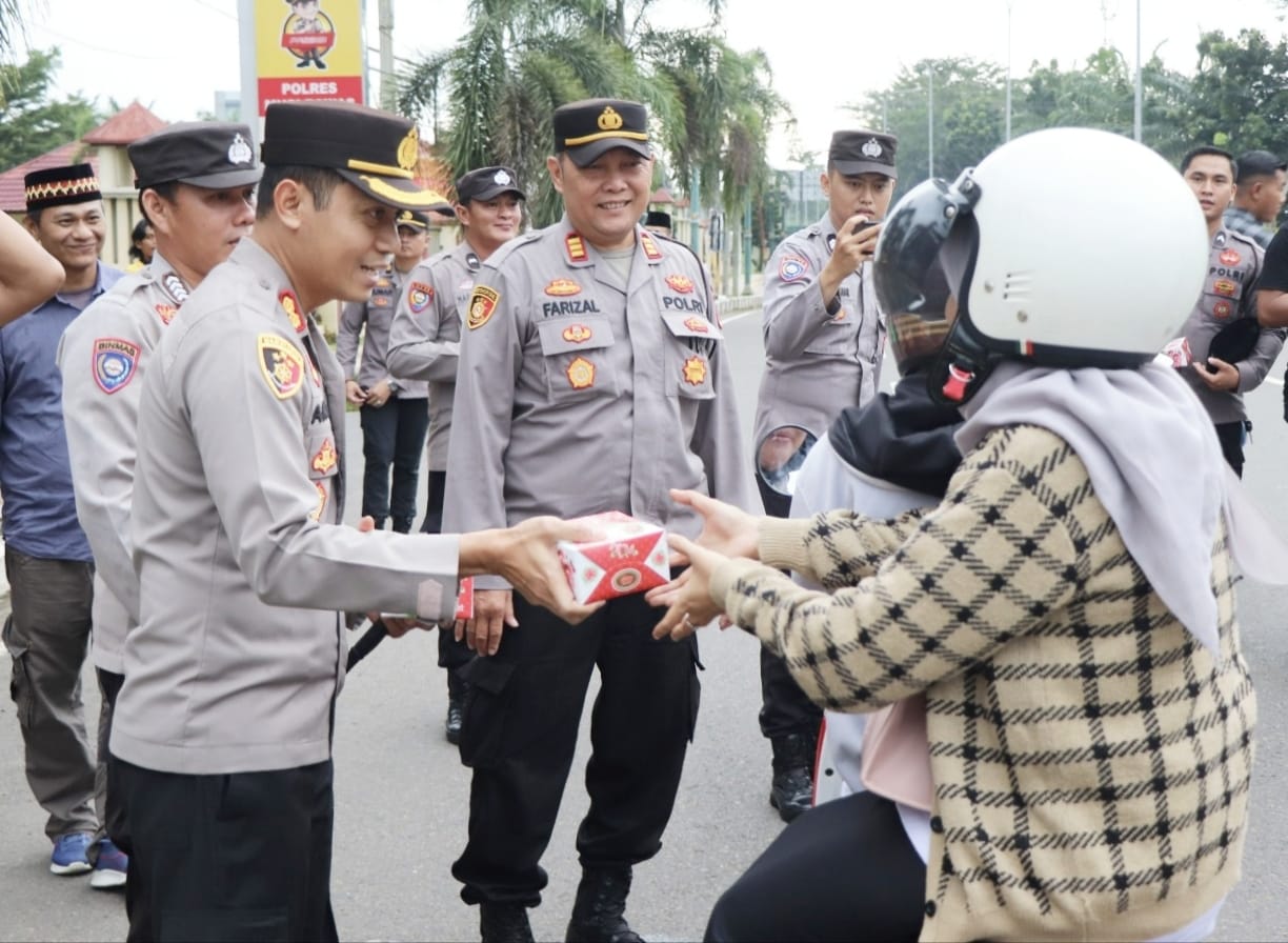 Berbagi di Bulan Ramadhan, Kapolres Musi Rawas Bersama Wakapolres Sapa Masyarakat Bagi Takjil
