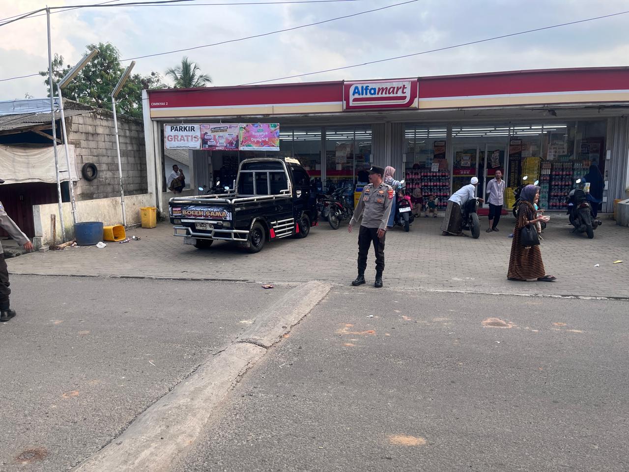 Personil Polsek Muncang Polres Lebak Laksanakan Kegiatan Patroli Di Tempat Penjualan Ta’jil