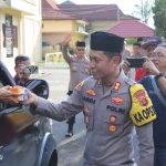 Penuh Keakraban, Kapolres Musi Rawas Bersama Puluhan Rekan Media Bagi Takjil di Bulan Ramadhan 