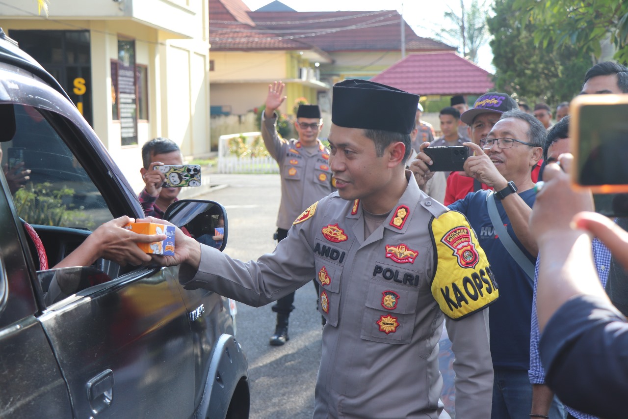 Penuh Keakraban, Kapolres Musi Rawas Bersama Puluhan Rekan Media Bagi Takjil di Bulan Ramadhan 