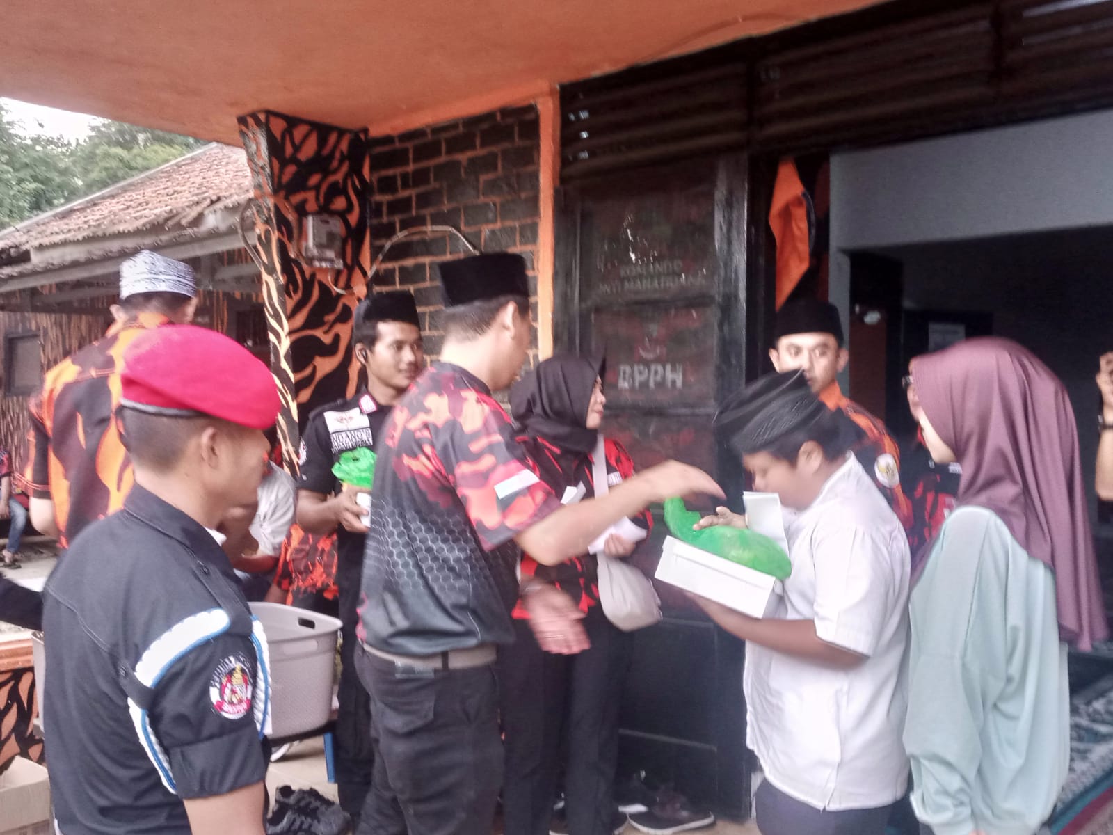 Ormas Pemuda Pancasila Berbagi Takjil dan Santunan Anak Yatim Piatu