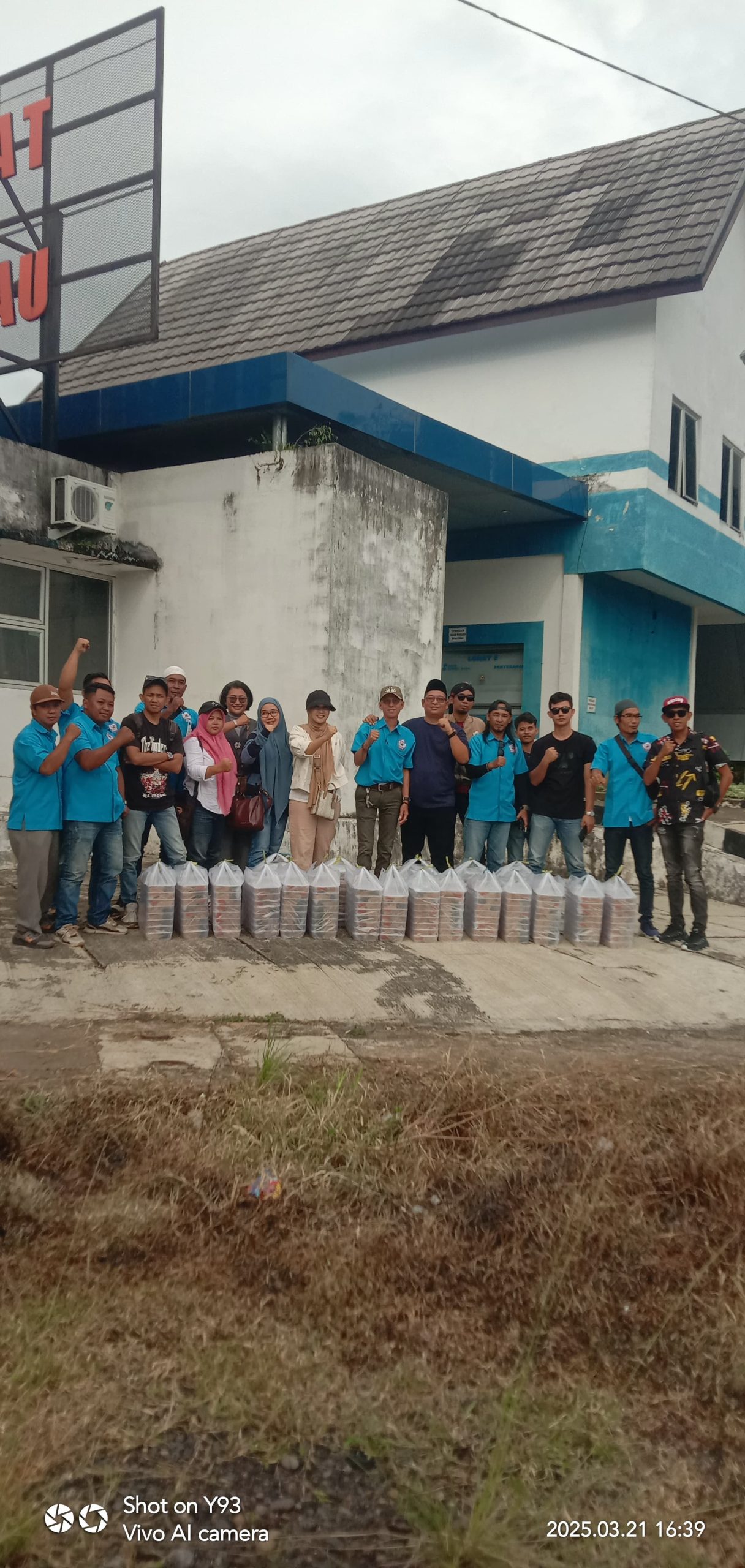 Riki Chairul Amri SE Msi Bersama Tim Relawan Silampari Berbagi Takjil Menjelang Buka Puasa Ramadhan 1446 H.