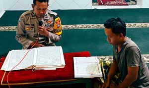Bhabinkamtibmas Desa Kepuhrejo Polsek Gampengrejo Sholat Tarawih Berjamaah dan Tadarus Al Qur’an Bersama Warga