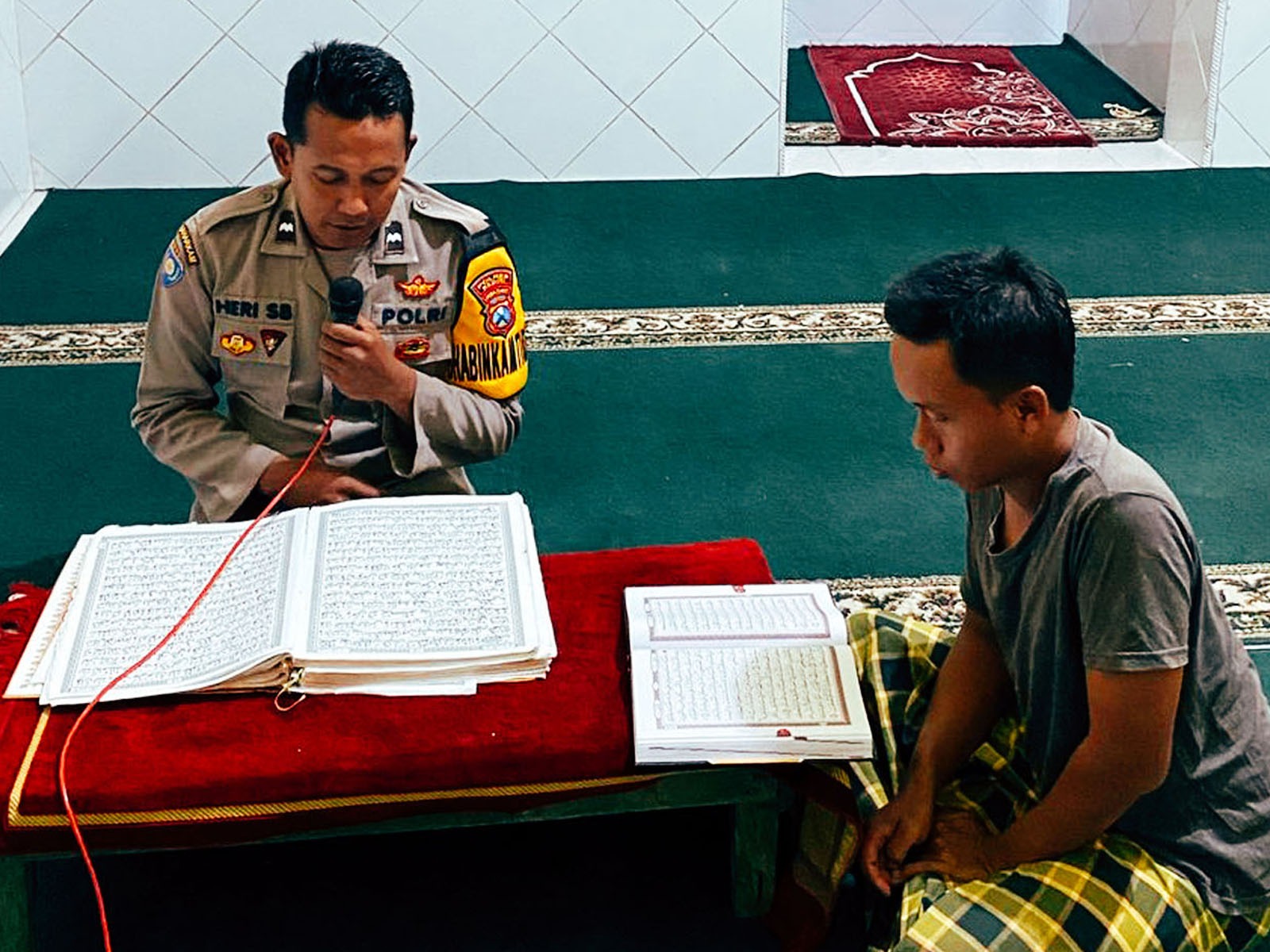 Bhabinkamtibmas Desa Kepuhrejo Polsek Gampengrejo Sholat Tarawih Berjamaah dan Tadarus Al Qur’an Bersama Warga
