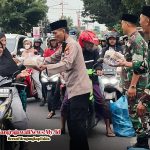Sinergitas Polsek dan Koramil Pesantren Bagikan Takjil Gratis kepada Masyarakat Pengguna Jalan