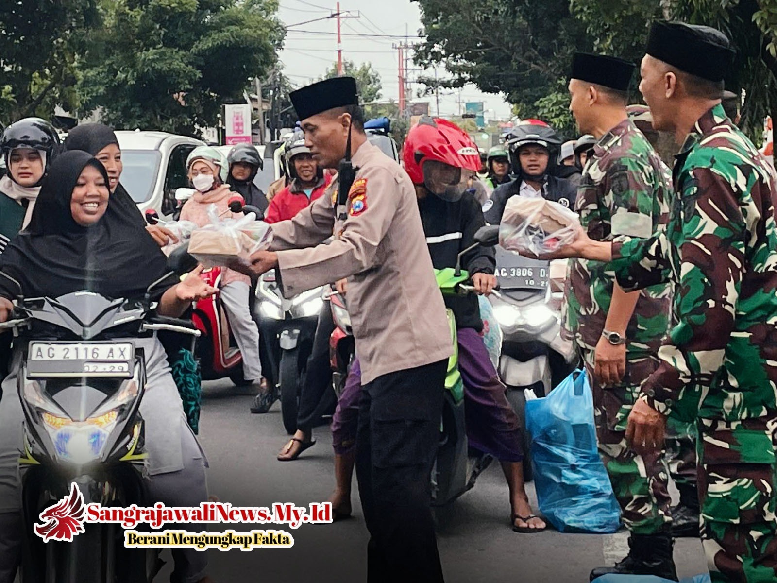 Sinergitas Polsek dan Koramil Pesantren Bagikan Takjil Gratis kepada Masyarakat Pengguna Jalan