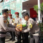 Kapolres Lubuk Linggau Bagikan Takjil Gratis Kepada Para Pengguna Jalan