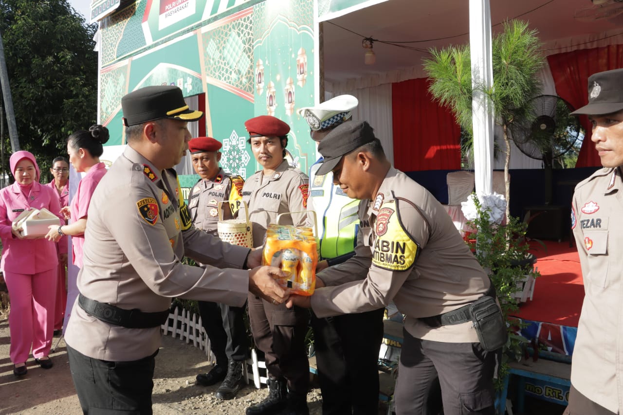 Kapolres Lubuk Linggau Bagikan Takjil Gratis Kepada Para Pengguna Jalan