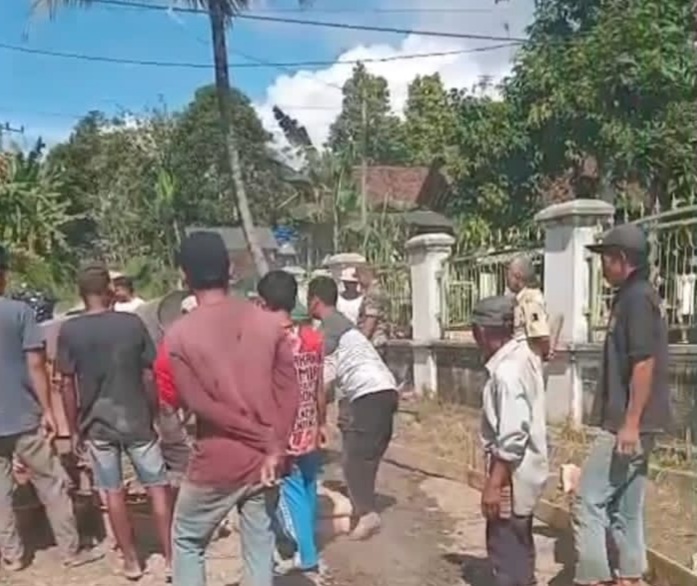 Warga Masyarakat Kampung Gorojog Desa Pasirkupa Bangun Jalan Rabat Beton