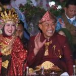 Wali Kota Lubuk Linggau Bersama Istrinya: Menghadiri Karnaval di Surabaya