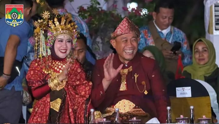 Wali Kota Lubuk Linggau Bersama Istrinya: Menghadiri Karnaval di Surabaya