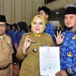 Bupati Musi Rawas Hj.Ratna Macmud,serahkan SK pengangkatan CPNS dari lulusan Politeknik Transportasi Darat