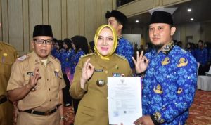 Bupati Musi Rawas Hj.Ratna Macmud,serahkan SK pengangkatan CPNS dari lulusan Politeknik Transportasi Darat