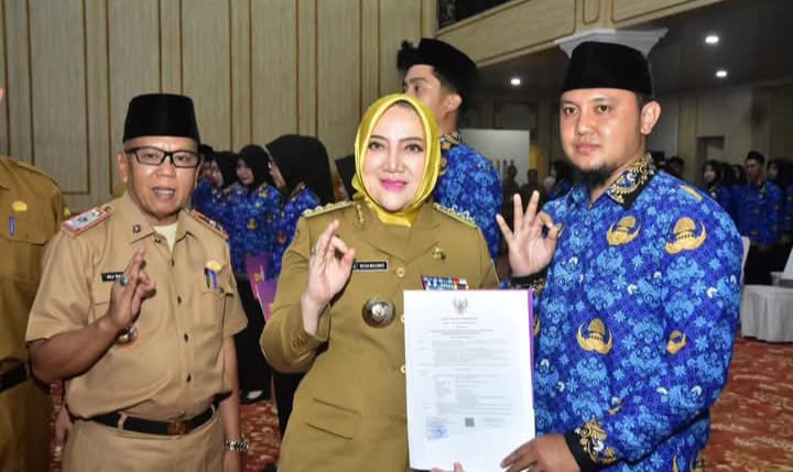 Bupati Musi Rawas Hj.Ratna Macmud,serahkan SK pengangkatan CPNS dari lulusan Politeknik Transportasi Darat